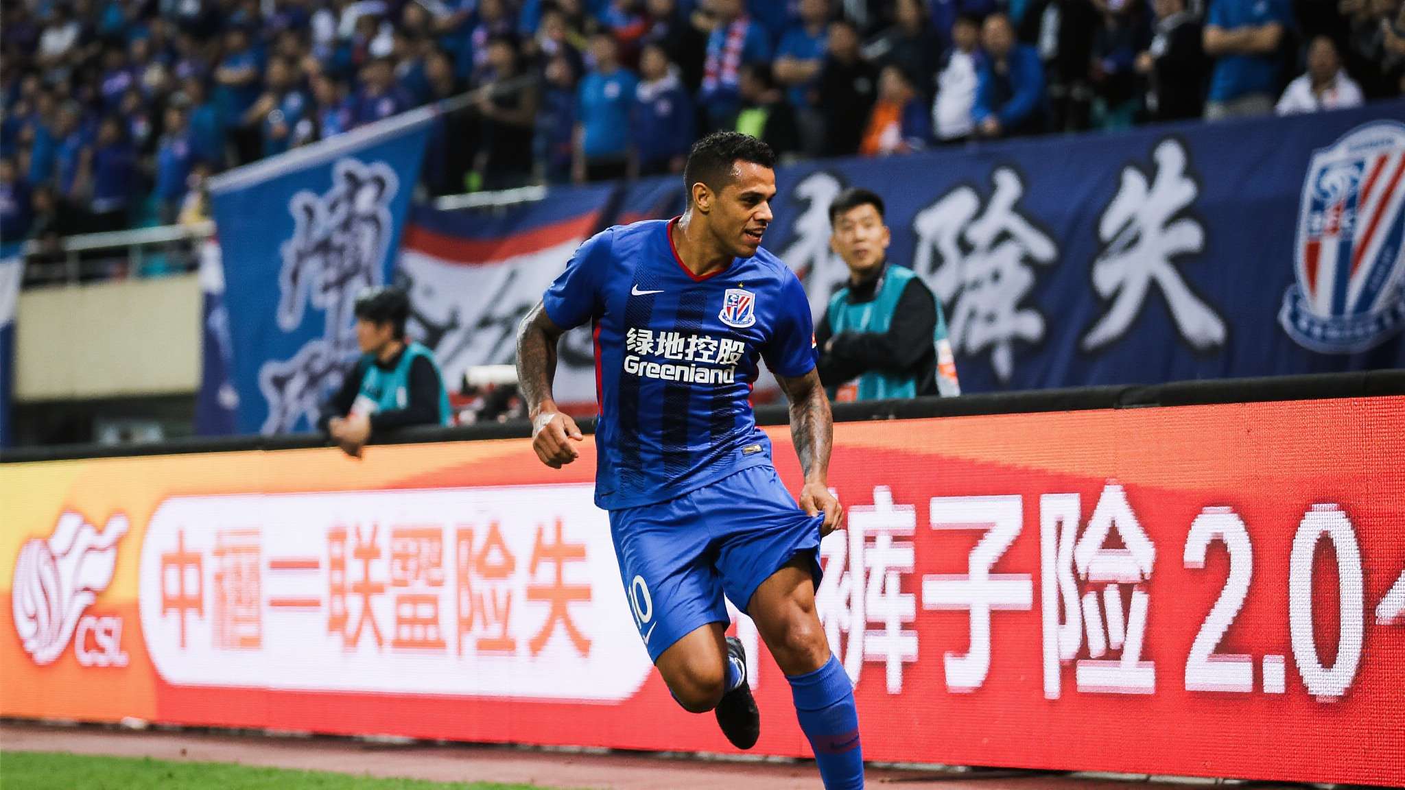 2-0！申花轻取海牛，球场发生搞笑一幕，特谢拉裤子差点被扯下